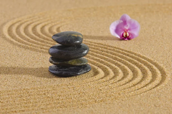 Jardin zen japonais de tranquillité avec pierre dans le sable texturé — Photo