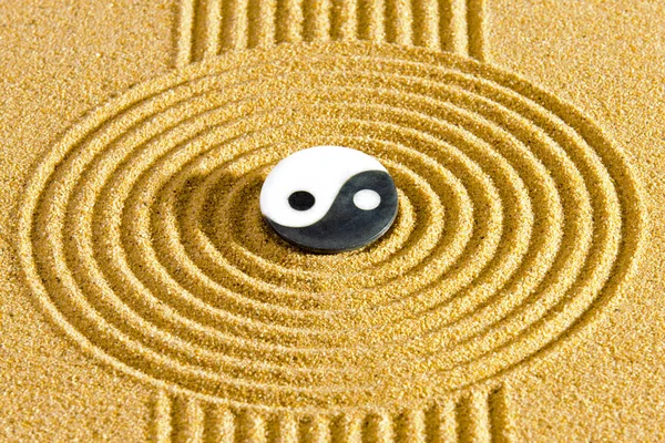 Japanilainen zen puutarha rauhallinen kivi kuvioitu hiekkaa — kuvapankkivalokuva