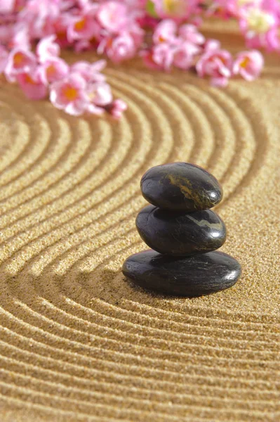 Jardín Zen japonés de tranquilidad con piedra en arena texturizada —  Fotos de Stock