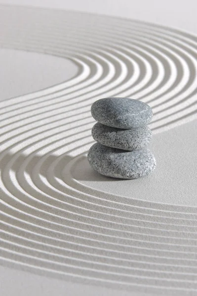 Jardin zen japonais de tranquillité avec pierre dans le sable texturé — Photo