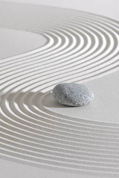 Japanse Zen-tuin van rust met steen in geweven zand — Stockfoto