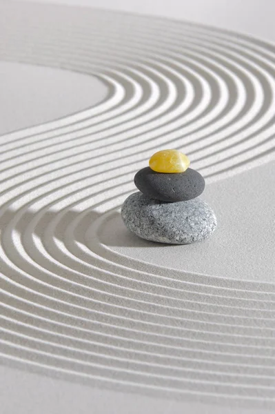 Jardín Zen japonés de tranquilidad con piedra en arena texturizada — Foto de Stock