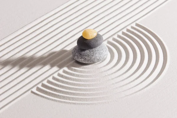 Jardin zen japonais de tranquillité avec pierre dans le sable texturé — Photo