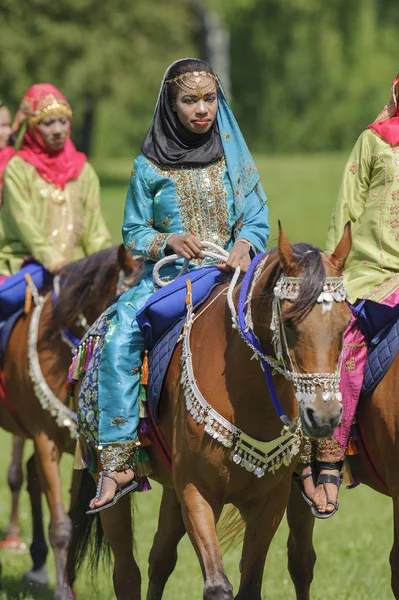 Os membros do grupo de demonstração árabe "Cavalaria Real de Omã" montam em belas vestes em cavalos — Fotografia de Stock