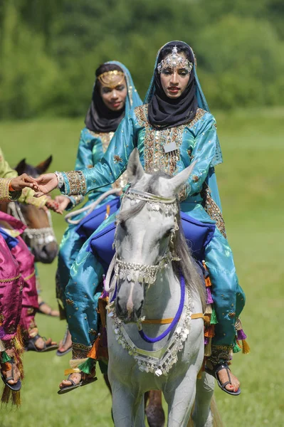 Os membros do grupo de demonstração árabe "Cavalaria Real de Omã" montam em belas vestes em cavalos — Fotografia de Stock