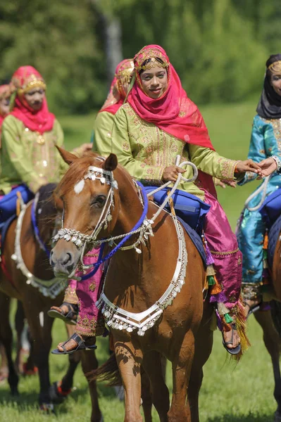 Os membros do grupo de demonstração árabe "Cavalaria Real de Omã" montam em belas vestes em cavalos — Fotografia de Stock