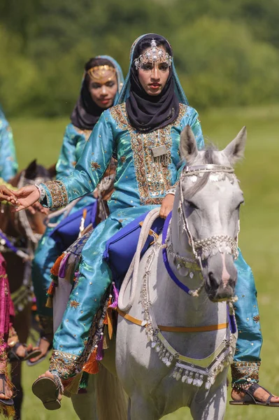Os membros do grupo de demonstração árabe "Cavalaria Real de Omã" montam em belas vestes em cavalos — Fotografia de Stock