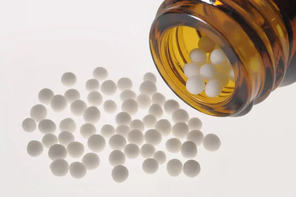 Medycyna alternatywna z tabletkami ziołowymi i homeopatycznymi — Zdjęcie stockowe