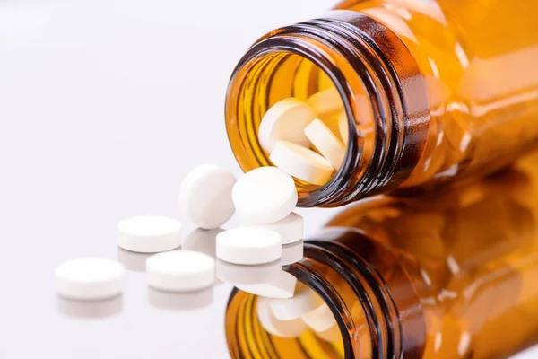 Alternatieve geneeskunde met kruiden en homeopathische pillen — Stockfoto