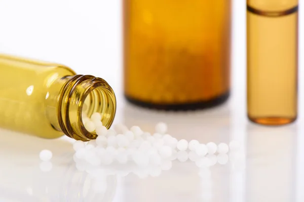 Alternatieve geneeskunde met kruiden en homeopathische pillen — Stockfoto