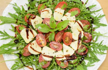 İtalyan rucola, mozzarella ve domates salatası