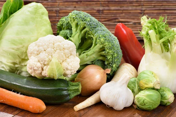 Grupo de produtos hortícolas frescos provenientes do mercado — Fotografia de Stock