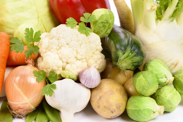 Grupp av färska grönsaker från marknaden — Stockfoto
