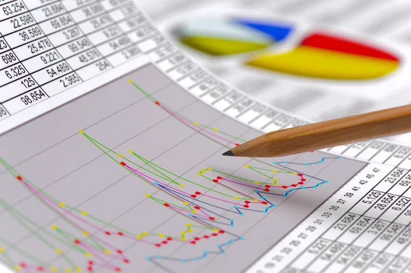 Pencil handpåläggning finansiella affärer diagram — Stockfoto