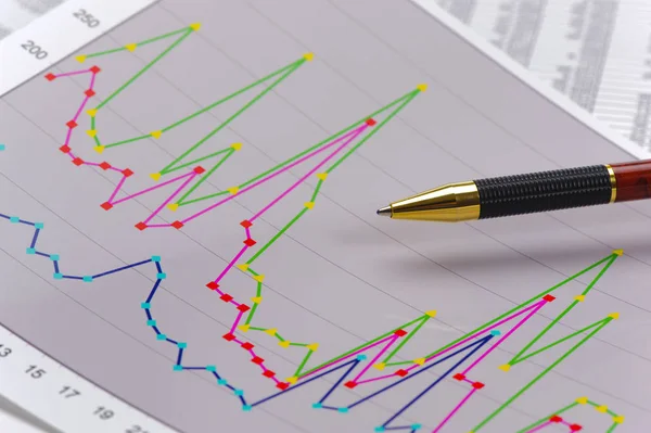 Lápis que estabelece no gráfico de negócios financeiros — Fotografia de Stock