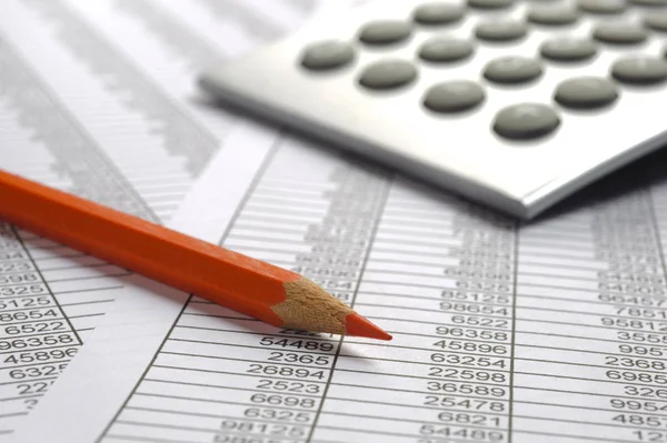 Calculadora y lápiz de colocación en la carta de negocios financieros — Foto de Stock