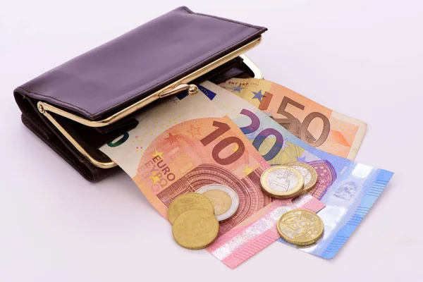 Borsa con monete e banconote di valuta europea — Foto Stock