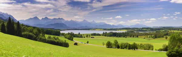 Paesaggio panoramico in Baviera con catena montuosa alpina e lago — Foto Stock