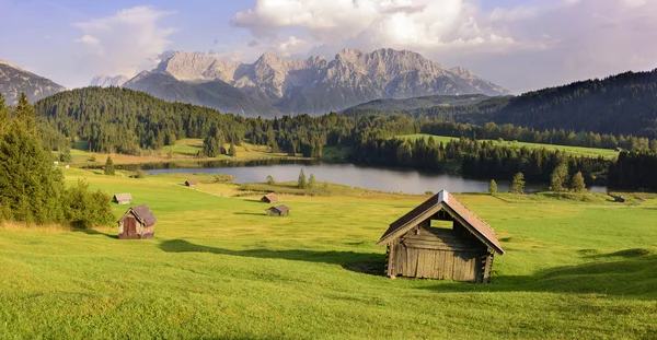 Panorama landschap in Beieren met Alpen bergketen en meer — Stockfoto