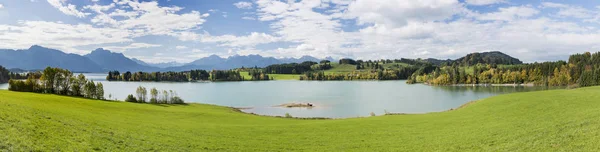 Paesaggio panoramico in Baviera con catena montuosa alpina e lago — Foto Stock