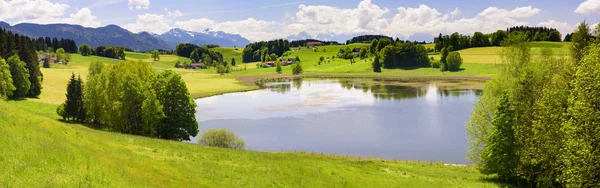 全景风景在巴伐利亚与阿尔卑斯山脉和湖 — 图库照片