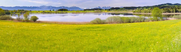 Panoramalandschaft in Bayern mit Alpenkette und See — Stockfoto