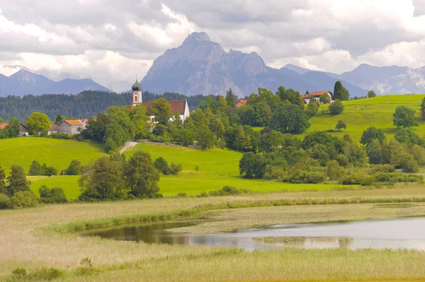 Panoramiczny pejzaż w Bawarii z góry Alpy oraz jezioro — Zdjęcie stockowe