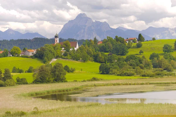 Paysage panoramique en Bavière avec chaîne de montagnes alpines et lac — Photo