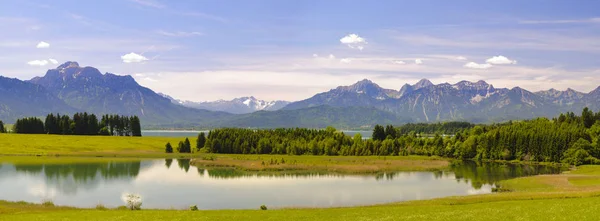 バイエルンのアルプス山脈と湖のパノラマ風景 — ストック写真