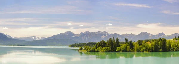 Panoramalandschaft in Bayern mit Alpenkette und See — Stockfoto