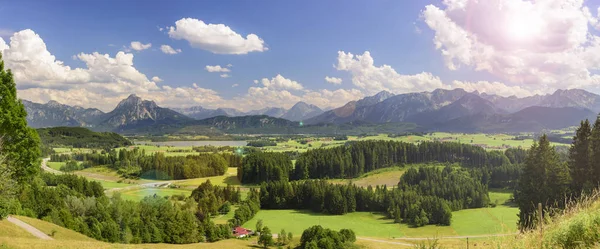 Paisaje panorámico en Baviera con cordillera de los Alpes —  Fotos de Stock