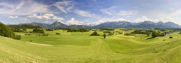 Панорамный пейзаж Баварии с альпийским хребтом — стоковое фото