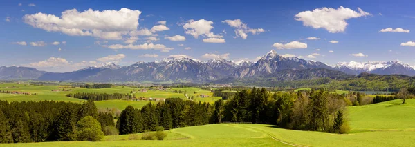 Paesaggio panoramico in Baviera con catena montuosa delle Alpi — Foto Stock