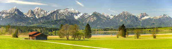 Paisaje panorámico en Baviera con alpes cordillera y lago —  Fotos de Stock