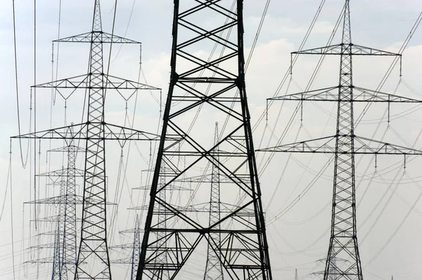 Bir pow elektrik taşıma için birçok yüksek gerilim dikmesi — Stok fotoğraf