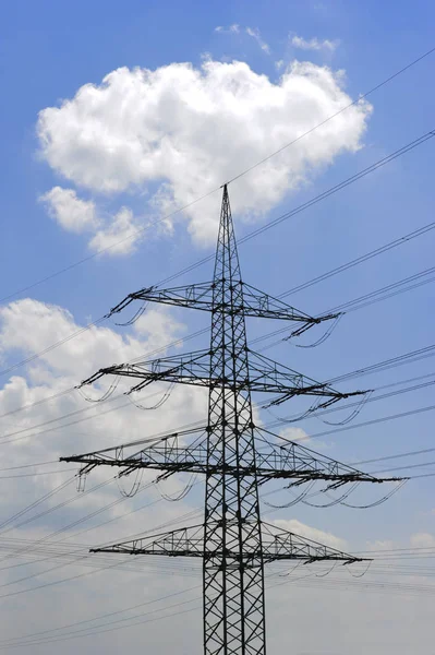 Många högspänning pyloner för att transportera el från en pow — Stockfoto