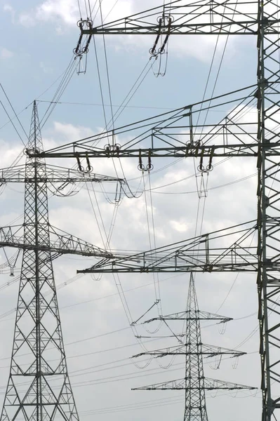 Muchos pilones de alto voltaje para el transporte de electricidad de un pow — Foto de Stock