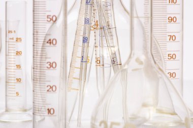 Kimya Laboratuvarı bilimsel deneyde tes sıvı ile