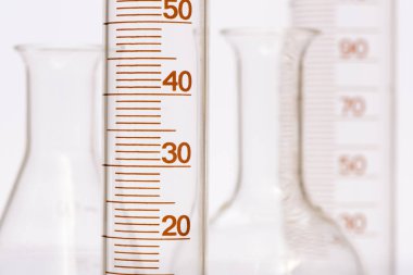 Kimya Laboratuvarı bilimsel deneyde tes sıvı ile