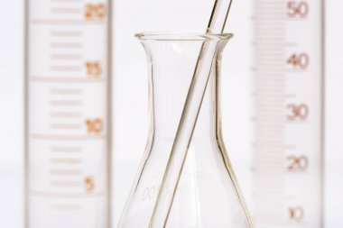 Kimya Laboratuvarı bilimsel deneyde tes sıvı ile