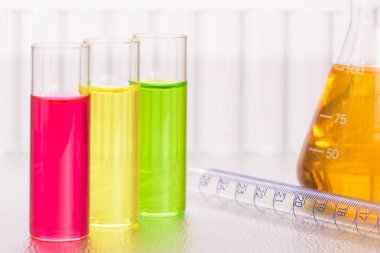 Kimya Laboratuvarı bilimsel deneyde tes sıvı ile