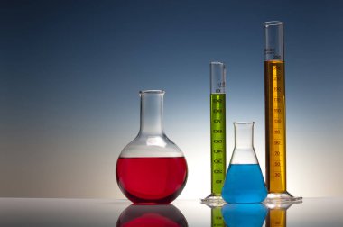 Kimya Laboratuvarı bilimsel deneyde tes sıvı ile