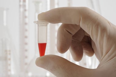 Kimya Laboratuvarı bilimsel deneyde tes sıvı ile