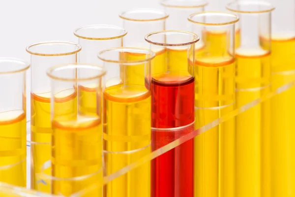 Kimya Laboratuvarı bilimsel deneyde tes sıvı ile — Stok fotoğraf