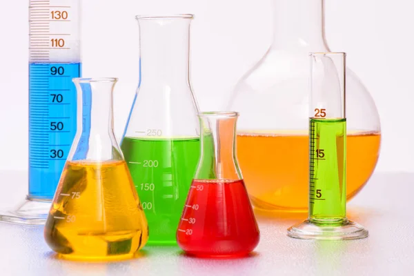 Esperimento scientifico in laboratorio di chimica con liquidi in te — Foto Stock