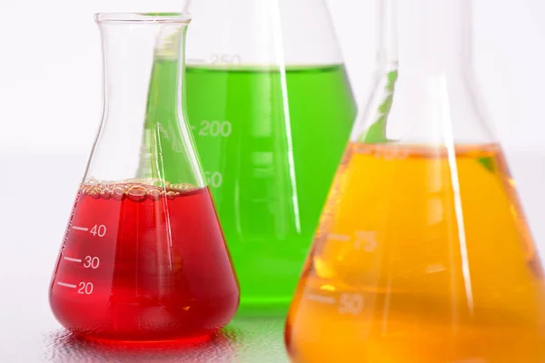 Expérience scientifique en laboratoire de chimie avec liquide dans tes — Photo