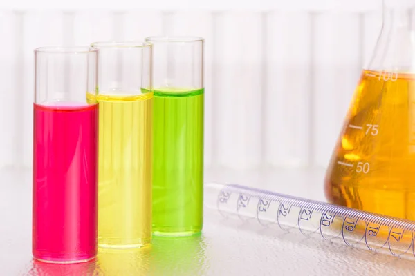 Esperimento scientifico in laboratorio di chimica con liquidi in te — Foto Stock