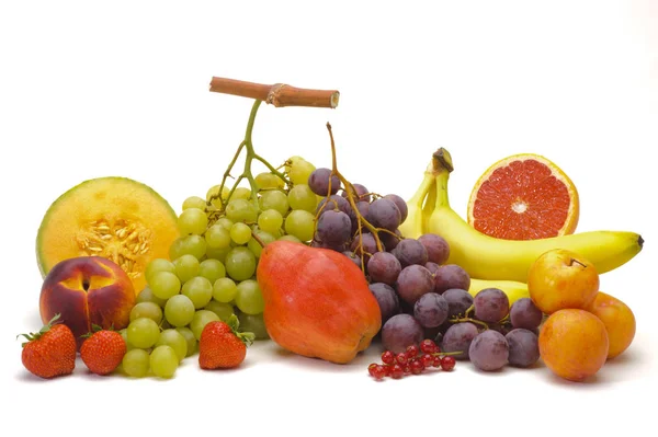 Disposición de frutas frescas del mercado y aisladas sobre blanco — Foto de Stock