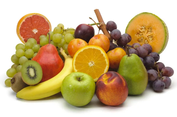Anordnung von frischem Obst vom Markt und isoliert über weiß — Stockfoto