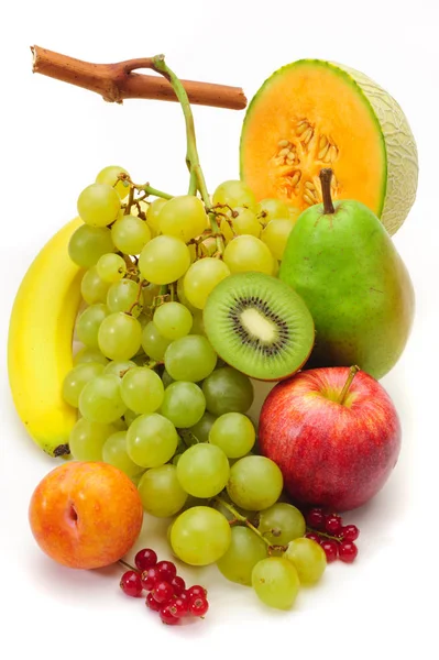 Disposizione di frutta fresca dal mercato e isolato su bianco — Foto Stock
